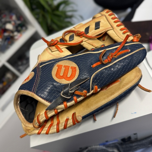Wilson A2000 JA27 Jose Altuve Infielder's Glove - Picture 1 of 6